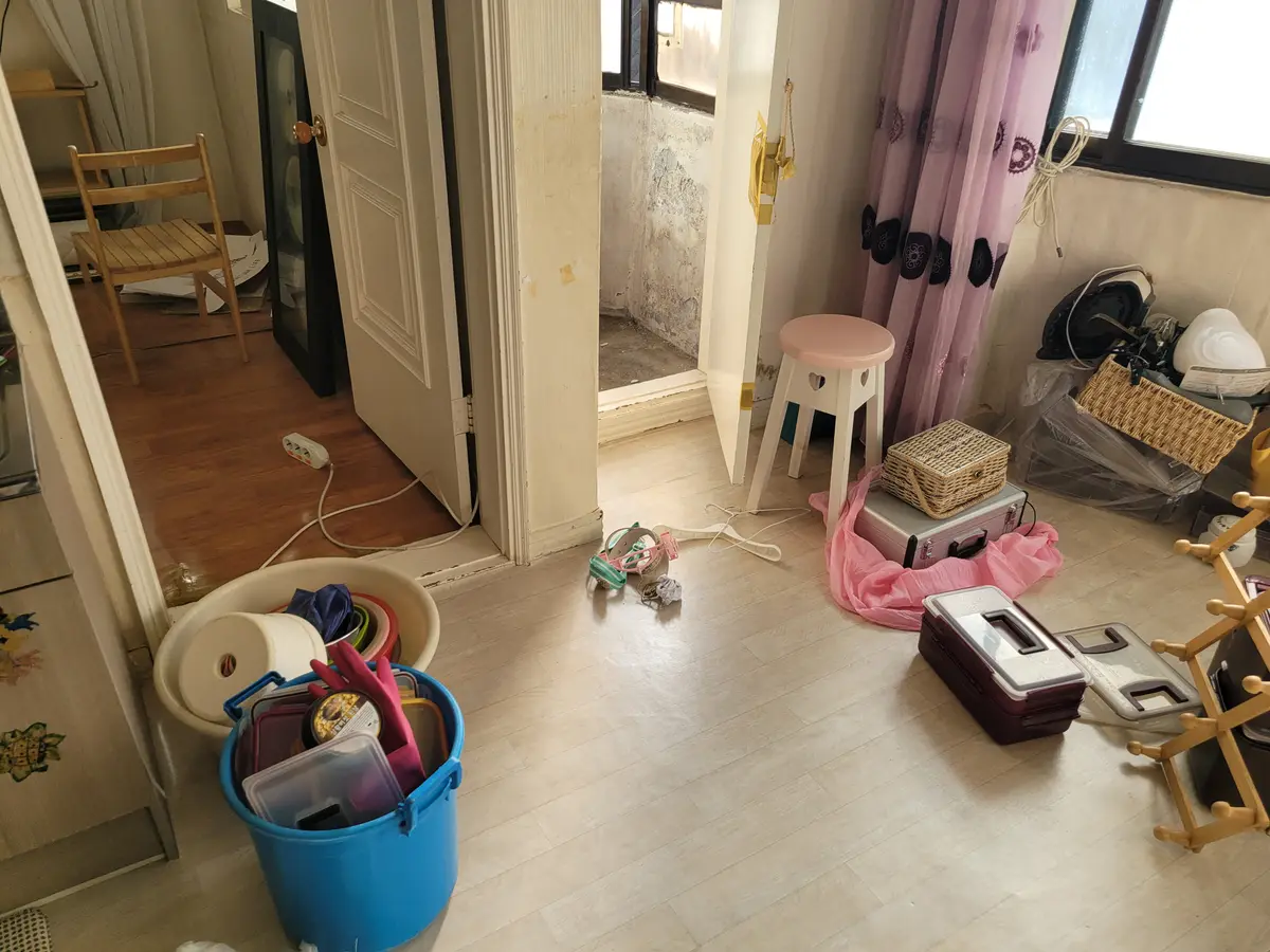 대야와 잡동사니가 흩어졌던 창가 작업 전