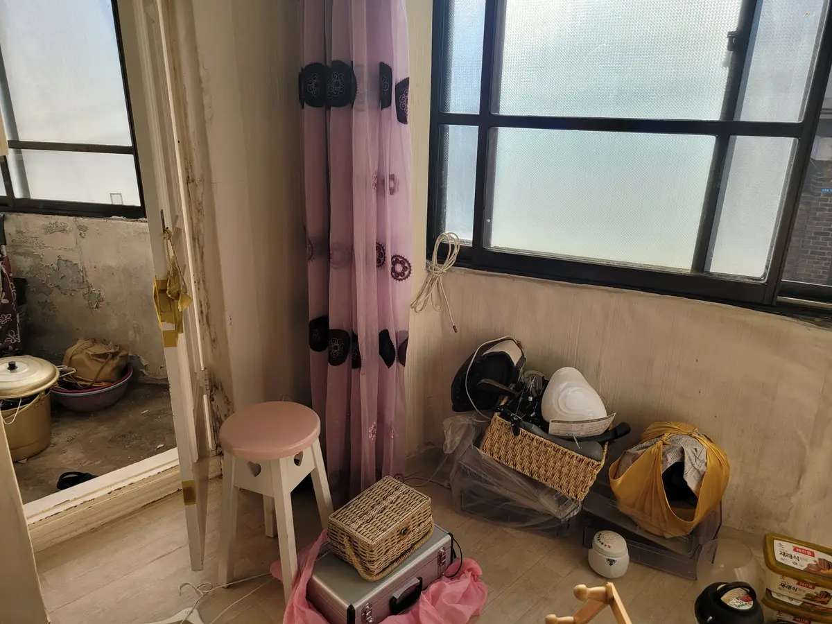 창 아래 짐이 쌓였던 거실 작업 전